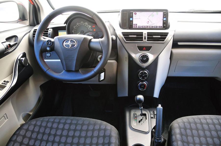 Интерьер Scion iQ 2012 года  (фото 31 из 128)
